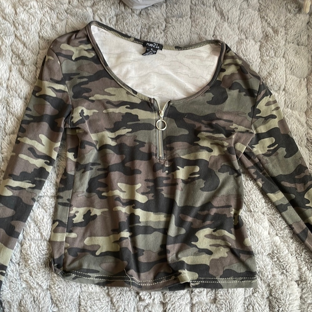 cropped army print long sleeve with zipper